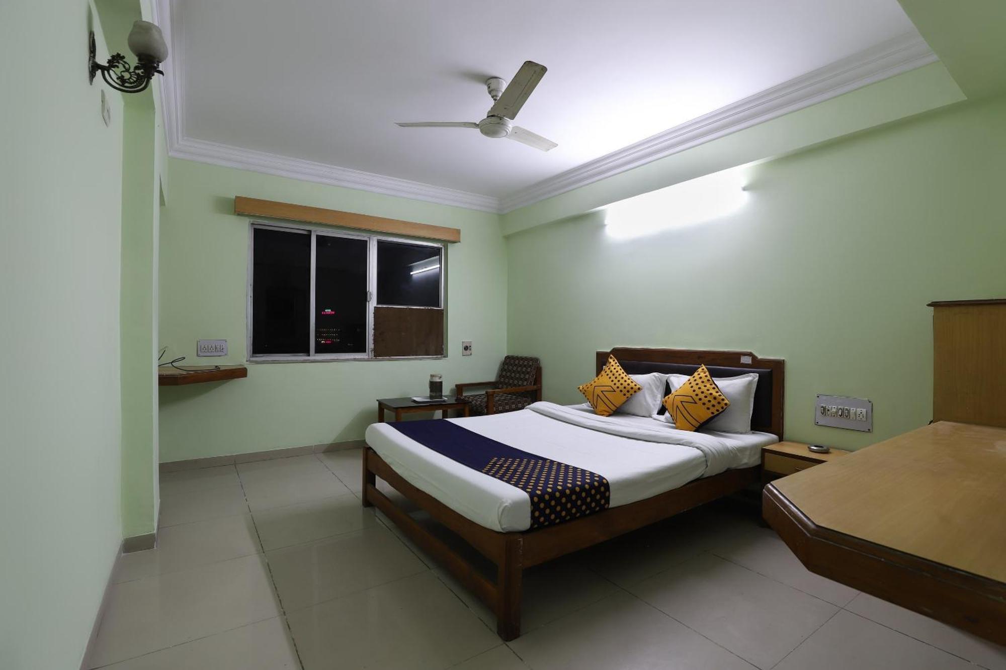 Spot On Hotel Hilltop Vadodara Bagian luar foto