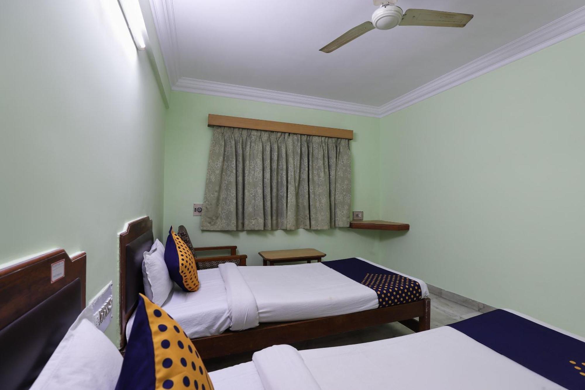 Spot On Hotel Hilltop Vadodara Bagian luar foto