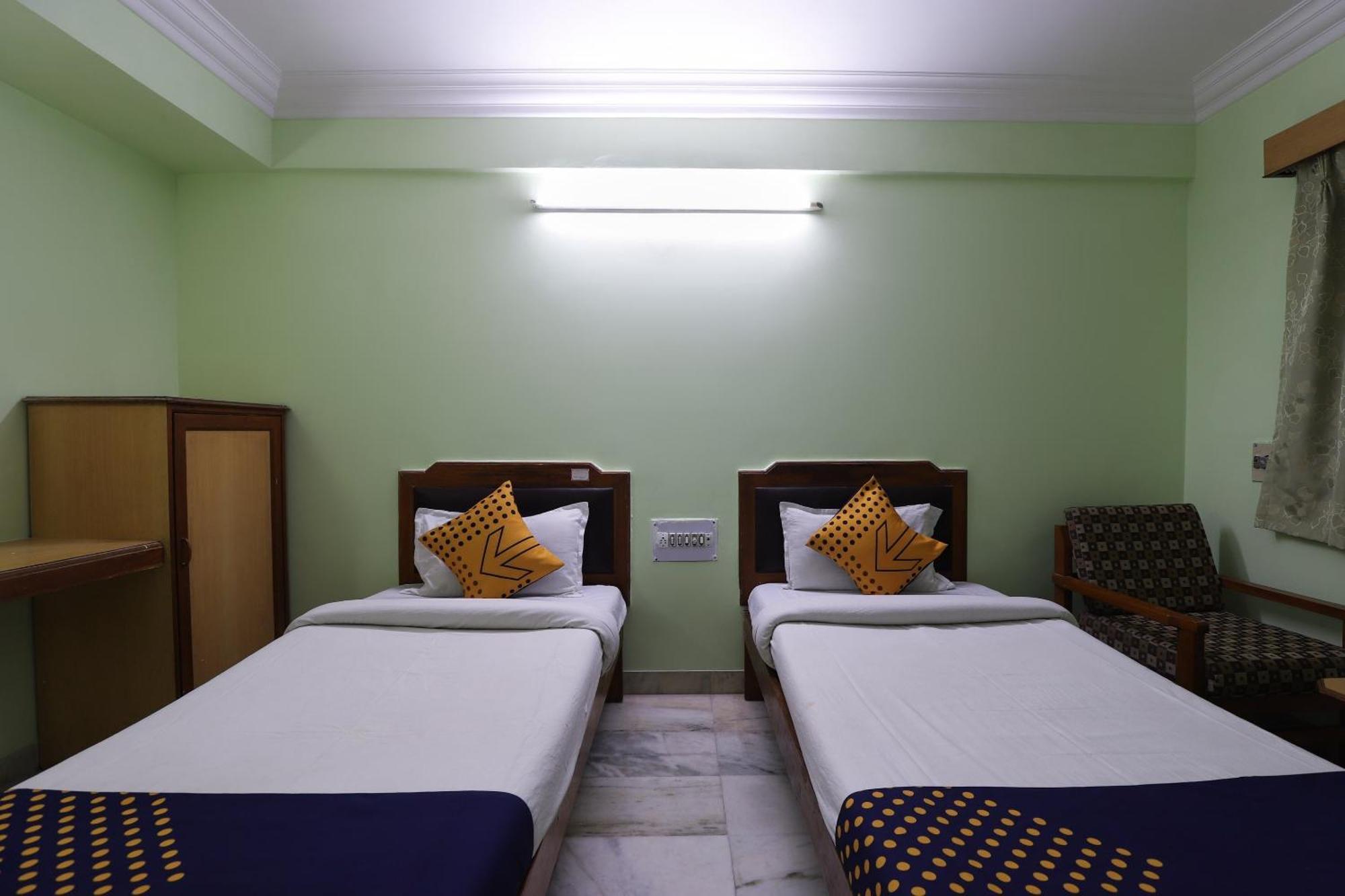 Spot On Hotel Hilltop Vadodara Bagian luar foto