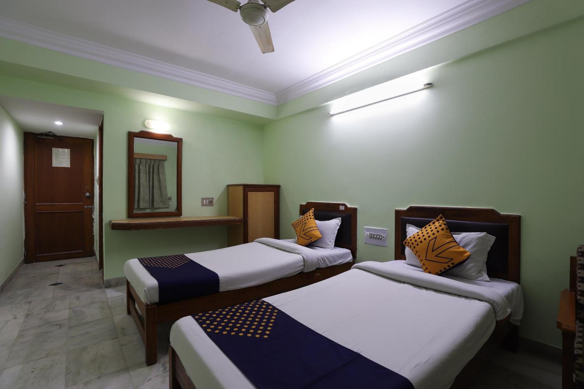 Spot On Hotel Hilltop Vadodara Bagian luar foto