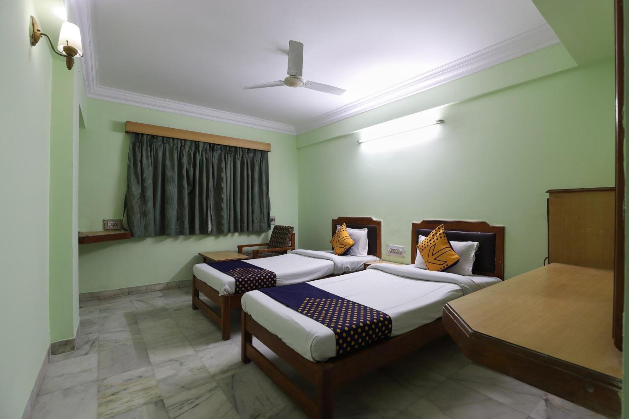 Spot On Hotel Hilltop Vadodara Bagian luar foto