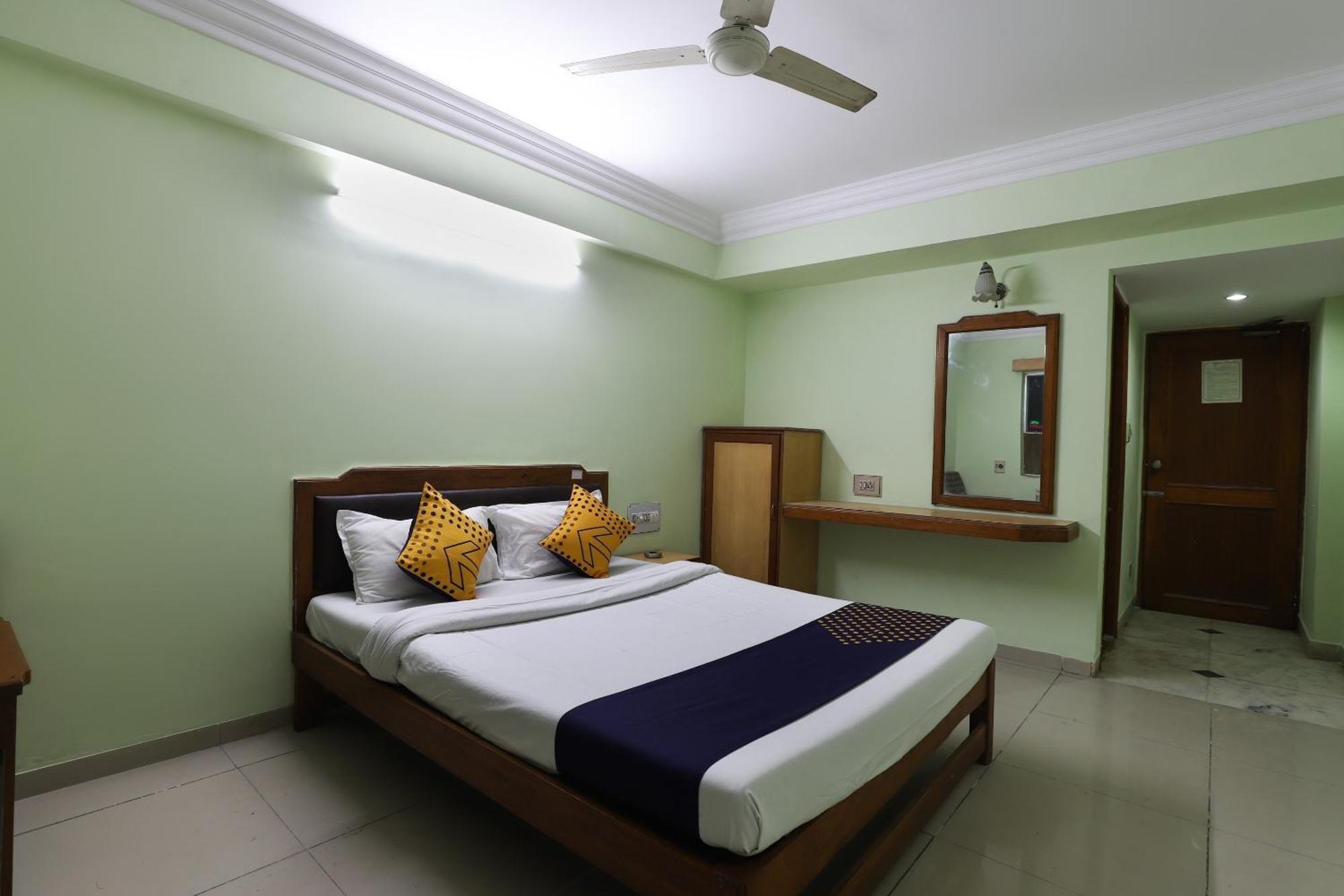 Spot On Hotel Hilltop Vadodara Bagian luar foto