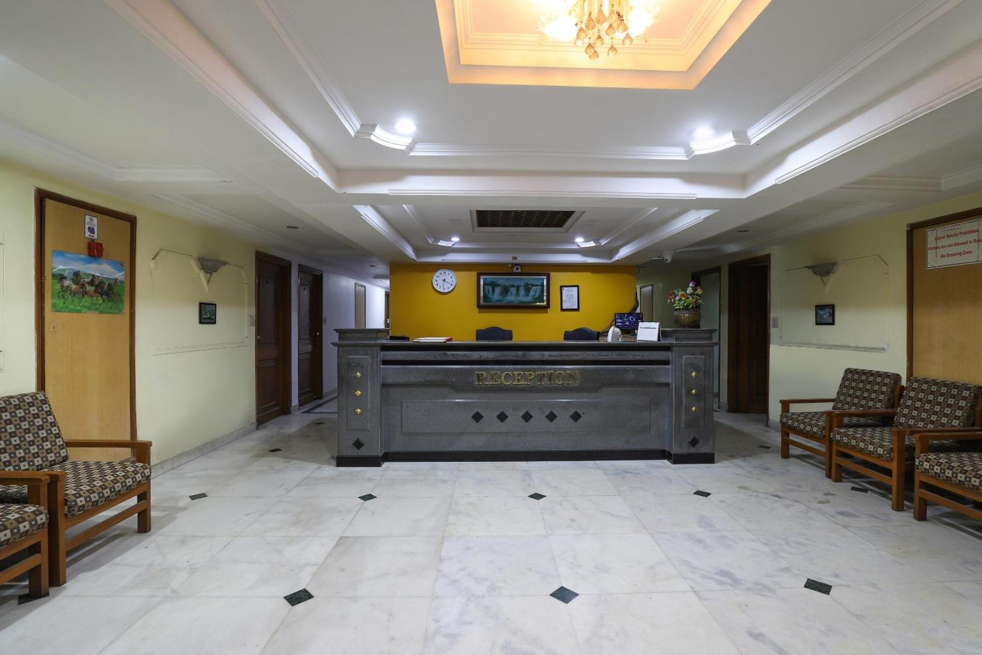Spot On Hotel Hilltop Vadodara Bagian luar foto