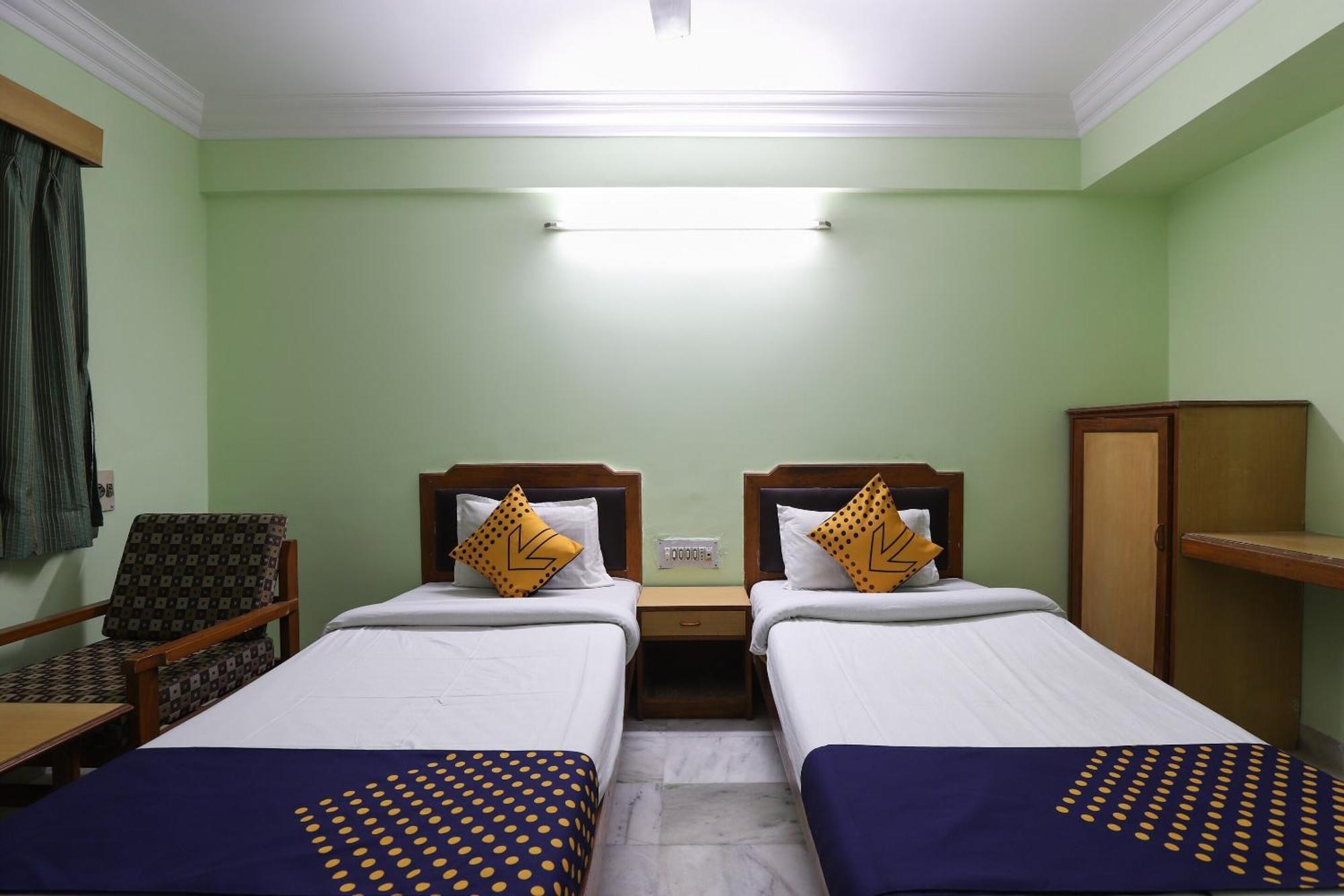 Spot On Hotel Hilltop Vadodara Bagian luar foto
